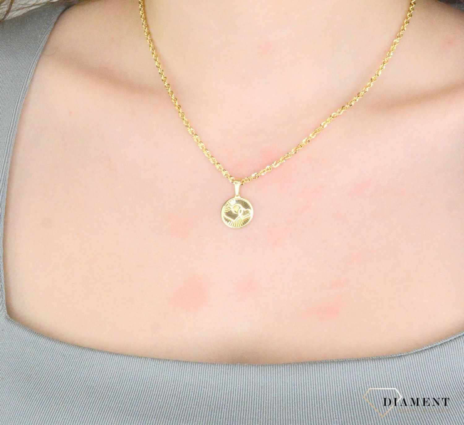 Złota zawieszka 375 okrągła blaszka z Sercem ZA 5974 375 Zawieszka wykonana z żółtego 9 karatowego złota o oryginalnej i ponadczasowej formie. Biżuteria idealna do każdego typu łańcuszka. 1.jpg